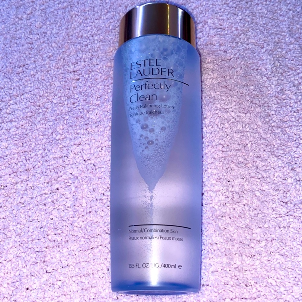 A Estée Lauder  perfectly clean